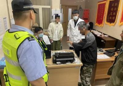 男子遭毒蛇咬伤 高速交警争分夺秒护送就医