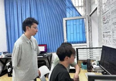 独臂博士成为大学老师，登上人民大会堂领奖台