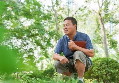半生与植物对话，他的实验室是整片森林