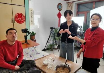 用爱撑起风雨人生 ——记全国“最美家庭”贺玉莲一家的感人故事