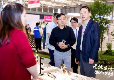 科技助力生活便捷，老凤祥AI眼镜“老博会”惊艳亮相