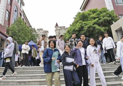 拼搏为笔 作答青春——2025年高考首日见闻