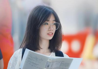 高考海报｜考场外的青春注脚