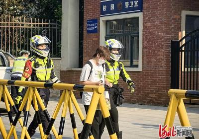 石家庄上演暖心一幕 考生突发低血糖，女骑警8分钟护送赴考场