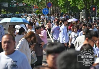 高考首日，考场外的画面很温馨