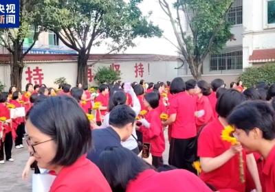 张桂梅的小喇叭开始广播了 连续15年高考送考