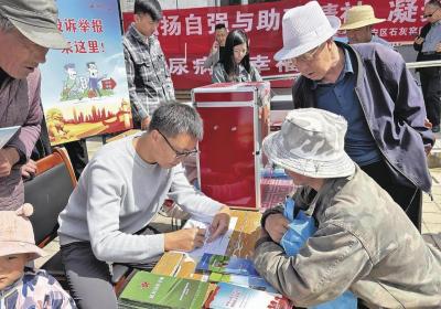 【锲而不舍落实中央八项规定精神】办公桌“变形记”——海东市平安区石灰窑回族乡“流动办公桌”进村服务见闻