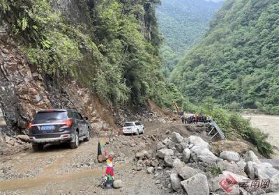 怒江贡山县独龙江公路最大灾毁点已通便道