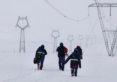 青海送变电公司：踏雪巡线守护万家灯火