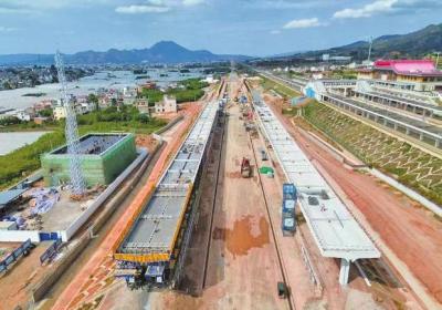 智能装备助力渝昆高铁建设加速