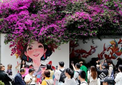 打卡昆明“簪花少女”花墙 重温童趣美好时光