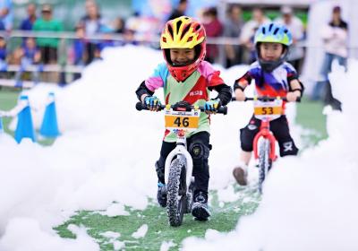 川渝600余组家庭参与 2025年川渝幼儿趣味滑步车嘉年华举行