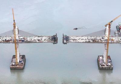 宁上高速公路东吾洋特大桥施工忙