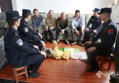 粽叶飘香敬老院 云南文山民警践行“警民一家亲”理念