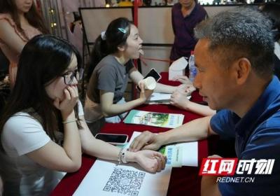 组图 | 衡阳：“摆摊”送健康 中医夜市解锁养生新姿势