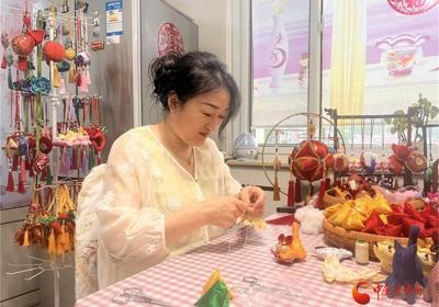 【网络中国节·端午】华亭市：指尖“生”花迎端午 巧手传承文化情