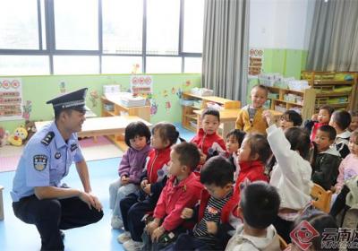 法治护航伴成长 云南文山民警开展“六一”普法宣传活动