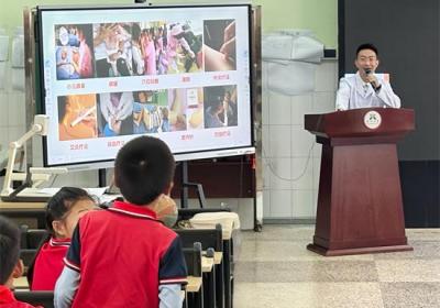 云南中医药大学师生走进西冲小学 播撒中医药文化种子