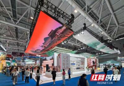 图集 | 典籍传承携手文化出海 文博会湖南出版展区人气旺