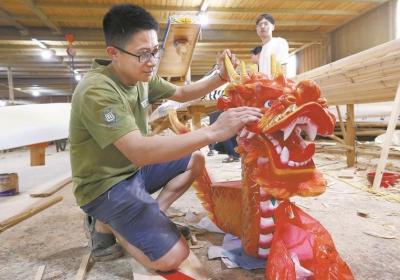 造龙舟迎端午