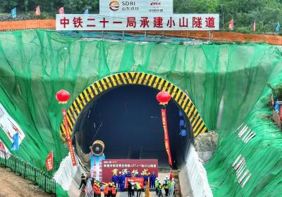 济枣铁路建设最新进展！小山隧道顺利贯通