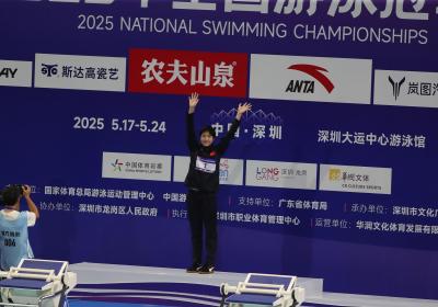 全国游泳冠军赛：河北队12岁小将于子迪夺得女子200米蝶泳冠军