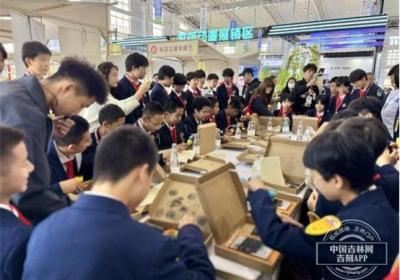 书博会活字印刷体验受热捧 千年技艺在少年指尖“活”起来