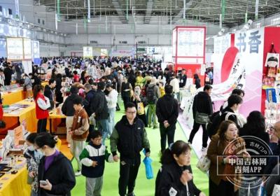 吉镜头丨书香四溢引热潮 周六书博会人气火爆