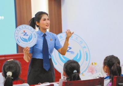 【中国梦·劳动美】全国先进工作者杨莎莎：为孩子们撑起法治蓝天