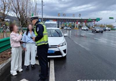 误上高速迷路慢行车 巡逻民警护航解危机