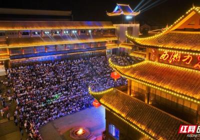 张家界魅力湘西一天连演四场 日接待游客超万人