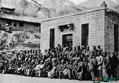 毛泽东决心亲自抓文艺界的问题，1942年延安文艺座谈会的台前幕后