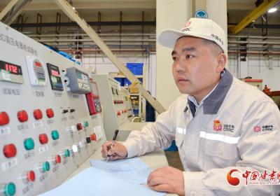 “五一”特刊·致敬工匠丨“机车心脏医师”潘春望：毫厘之间护航钢铁动脉