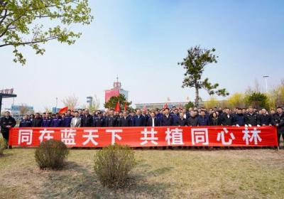 长春边检站与龙嘉机场共建单位联合开展义务植树活动