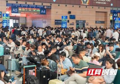 铁路迎“五一”首波客流高峰 广铁集团29日预计发送旅客185.6万人次