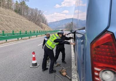 旅游大巴爆胎 吉林高速交警20分钟化险