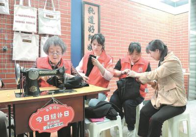 省城地铁有了便民裁缝铺
