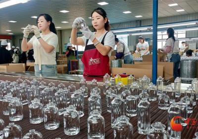 强信心 看发展丨张掖玻璃制品填补省内空白 香水瓶漂洋过海服务国际品牌