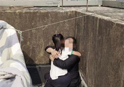 云南昆明：警民合力 暖心救下轻生女孩