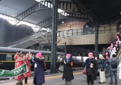 从“银发旅游专线”到“研学主题车厢” 旅游列车“解锁”消费密码