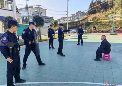 云南文山仁和边境派出所开展反暴力袭警应急处突演练