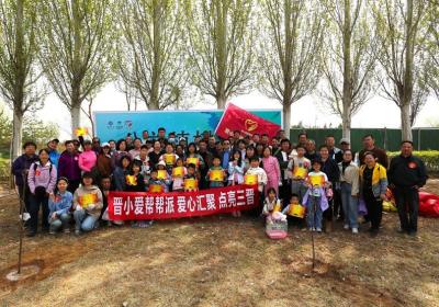太原市民在忻州清凉湾温泉小镇开展公益植树活动 共筑绿色康养新地标