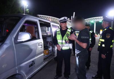 微信揽客非法载人跨省，还每人收300元？广东公安严查面包车违法载人