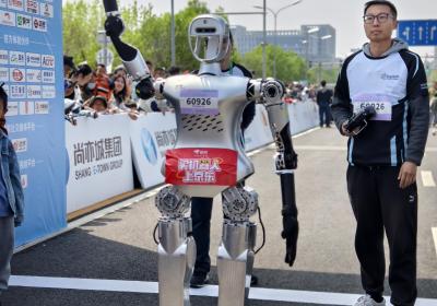 人形机器人马拉松：董事长打广告、投资人寻机、机器人求验证