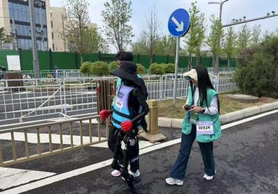 半马完赛！郑州“行者二号”人形机器人获第三名
