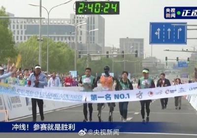 冲线！“天工”夺得全球首个人形机器人半马冠军