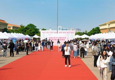 云南大学举办2025届毕业生春季学期大型招聘会