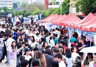 云南省2025届高校毕业生民办教育专场招聘会在昆明举行
