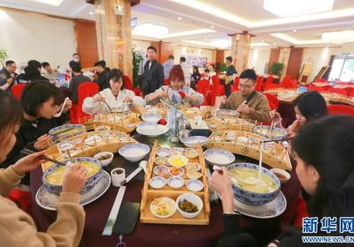 云南蒙自：越南游客“打卡”过桥米线