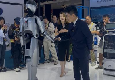 消博进行时｜董宇辉逛消博会 与人形机器人互动握手